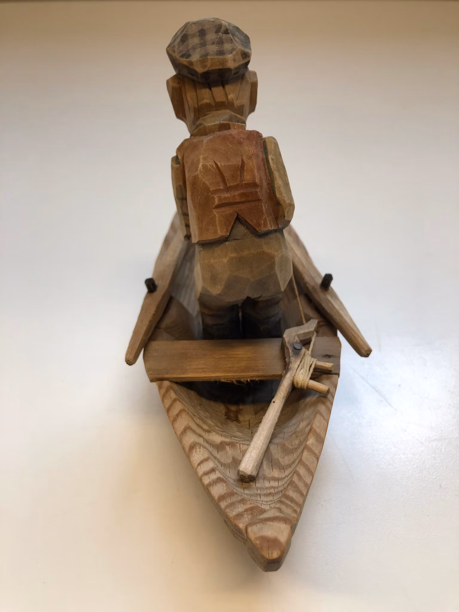 SKULPTUR, trä, "Fiskare", signerad GH samt daterad 1958.