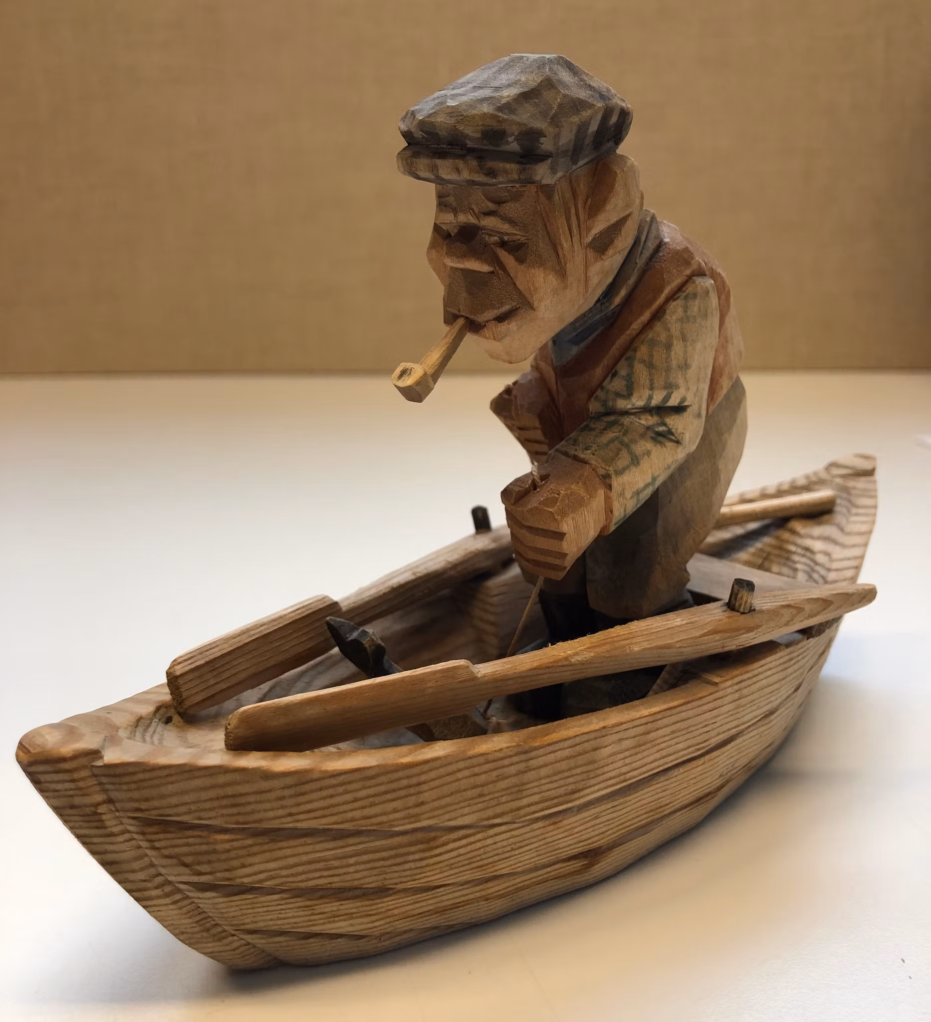 SKULPTUR, trä, "Fiskare", signerad GH samt daterad 1958.