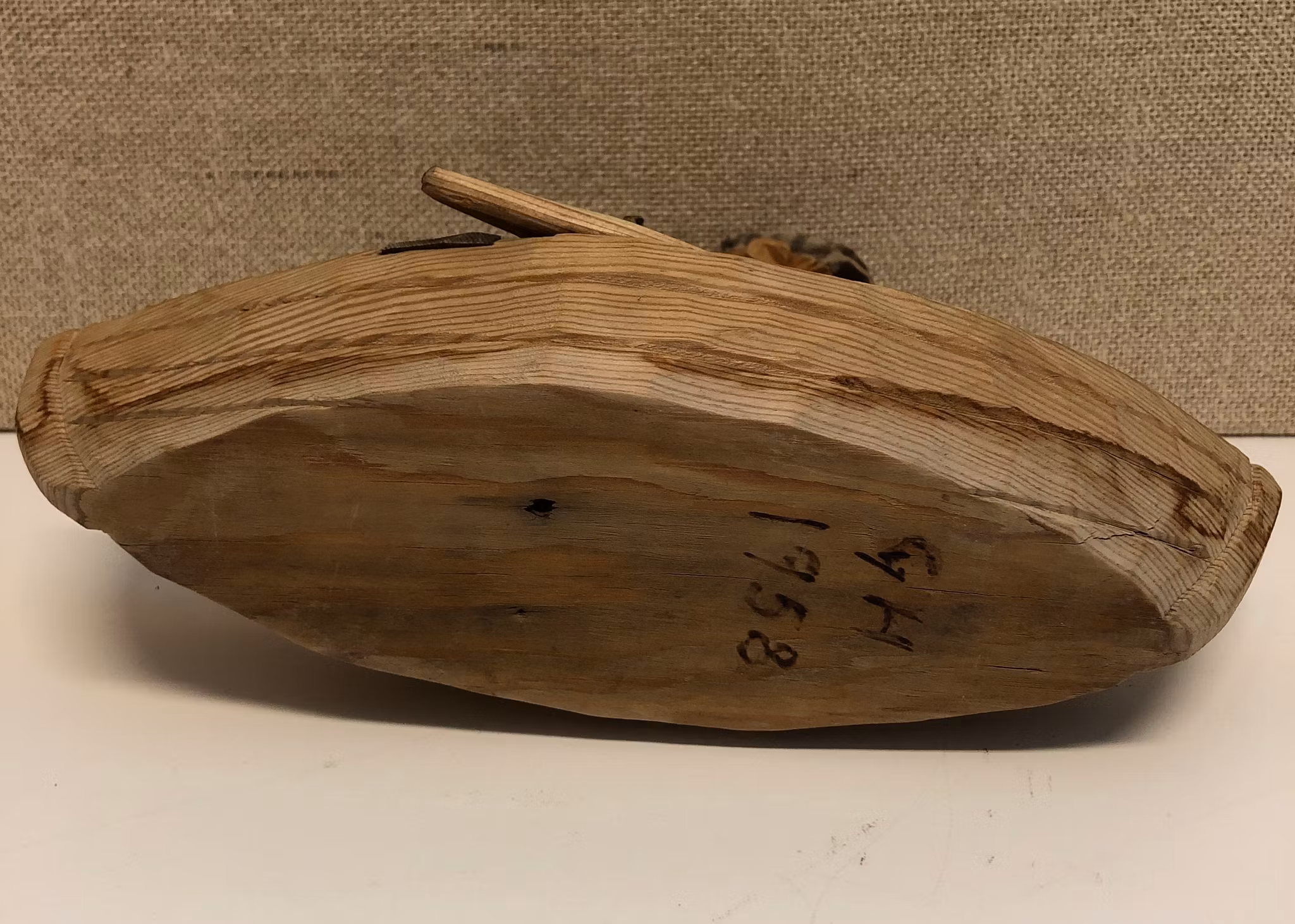 SKULPTUR, trä, "Fiskare", signerad GH samt daterad 1958.