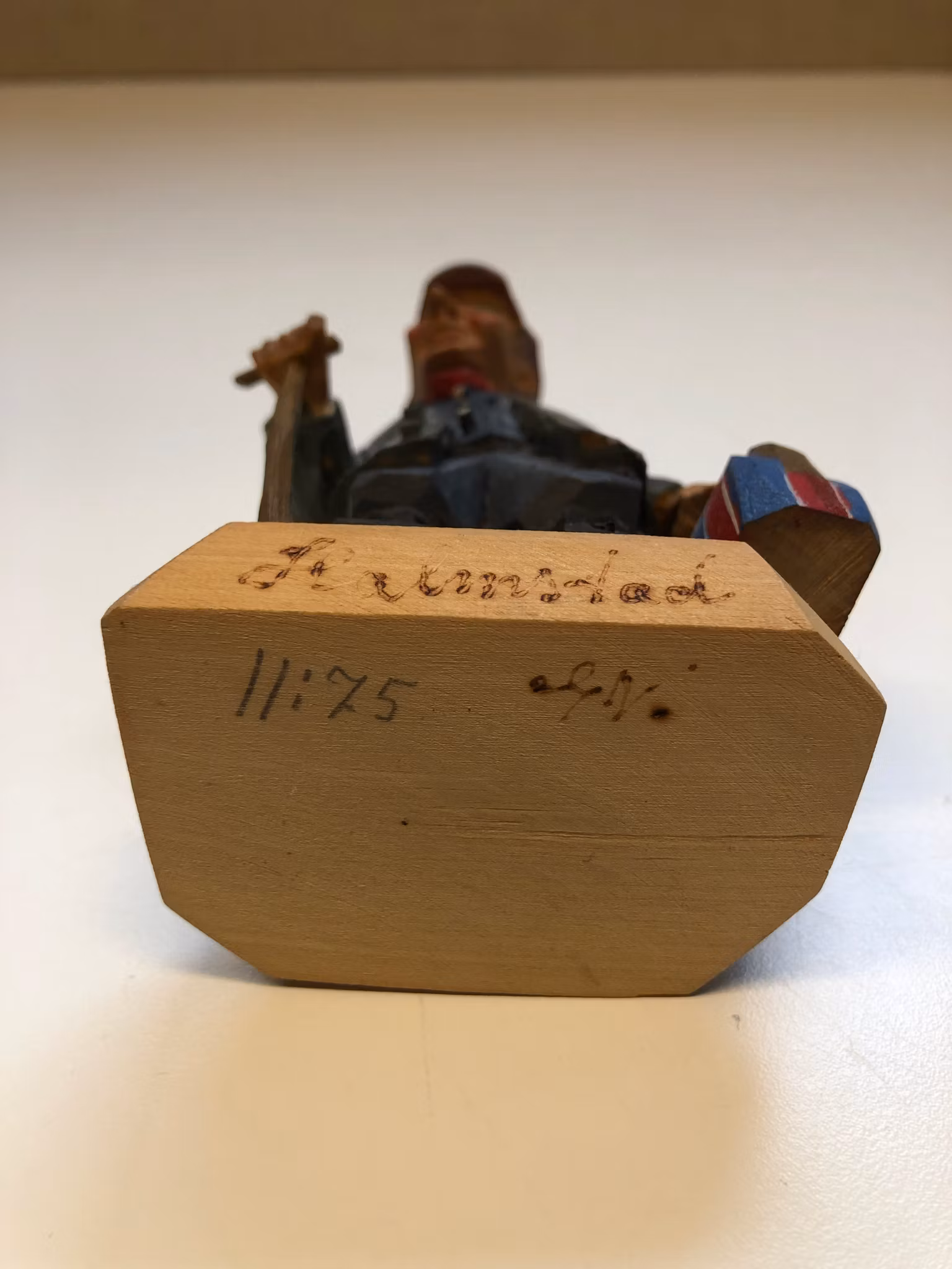 SKULPTUR, trä, "På resande fot", monogramsignerad GN.