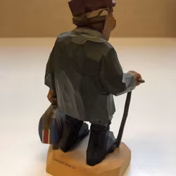 SKULPTUR, trä, "På resande fot", monogramsignerad GN.