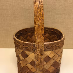 KORG MED HANDTAG, näver, signerad samt daterad 1987.