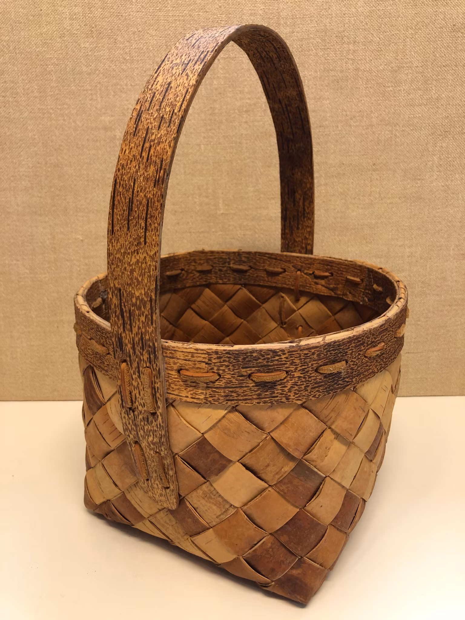 KORG MED HANDTAG, näver, signerad samt daterad 1987.