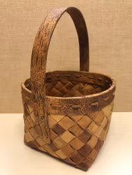 KORG MED HANDTAG, näver, signerad samt daterad 1987.