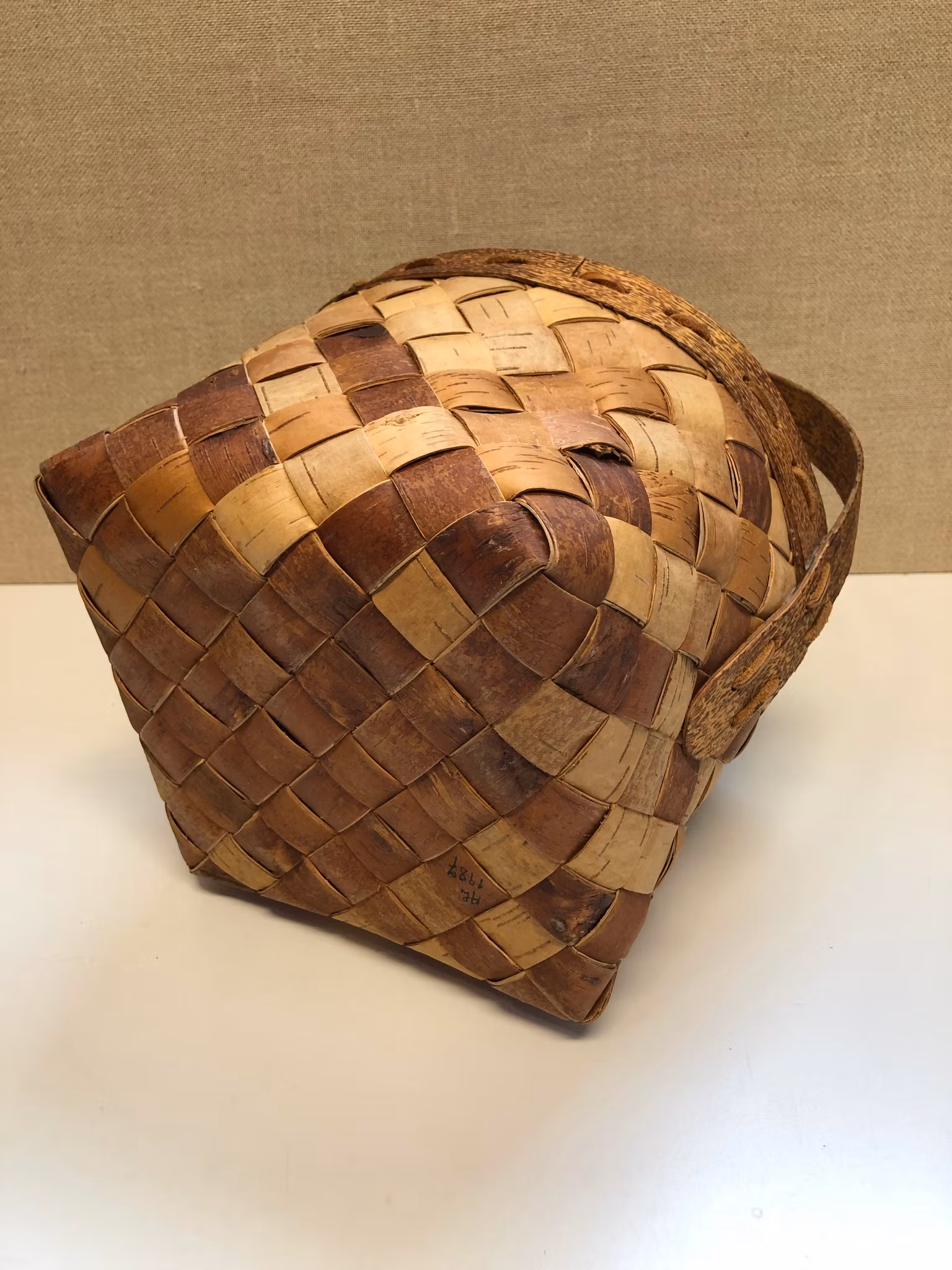 KORG MED HANDTAG, näver, signerad samt daterad 1987.