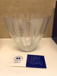 MARGARETA HENNIX. Skål, glas, H&M 50 years, Rejmyre, originalkartong, signerad.