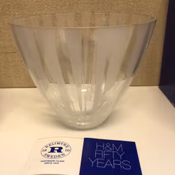 MARGARETA HENNIX. Skål, glas, H&M 50 years, Rejmyre, originalkartong, signerad.