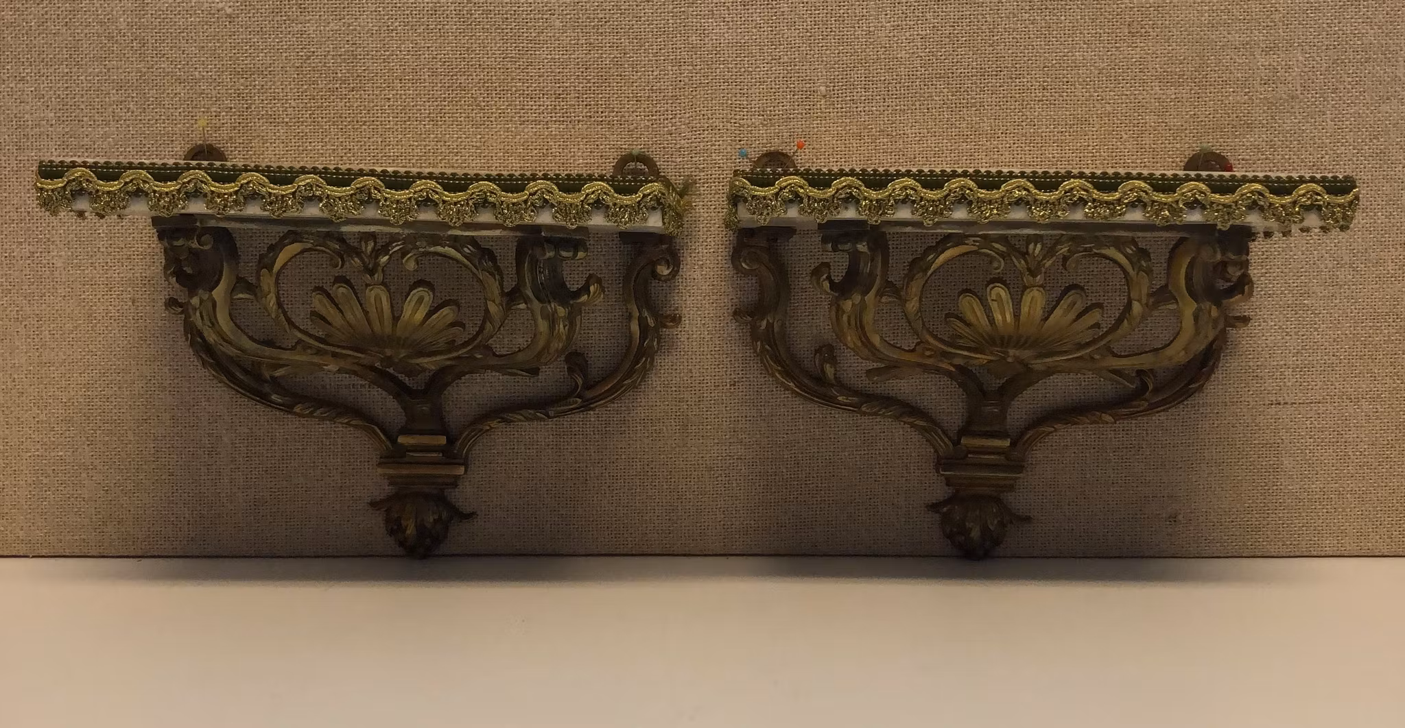 VÄGGHYLLOR, ett par, mässing/marmor, Jugend, 1900-talets början.