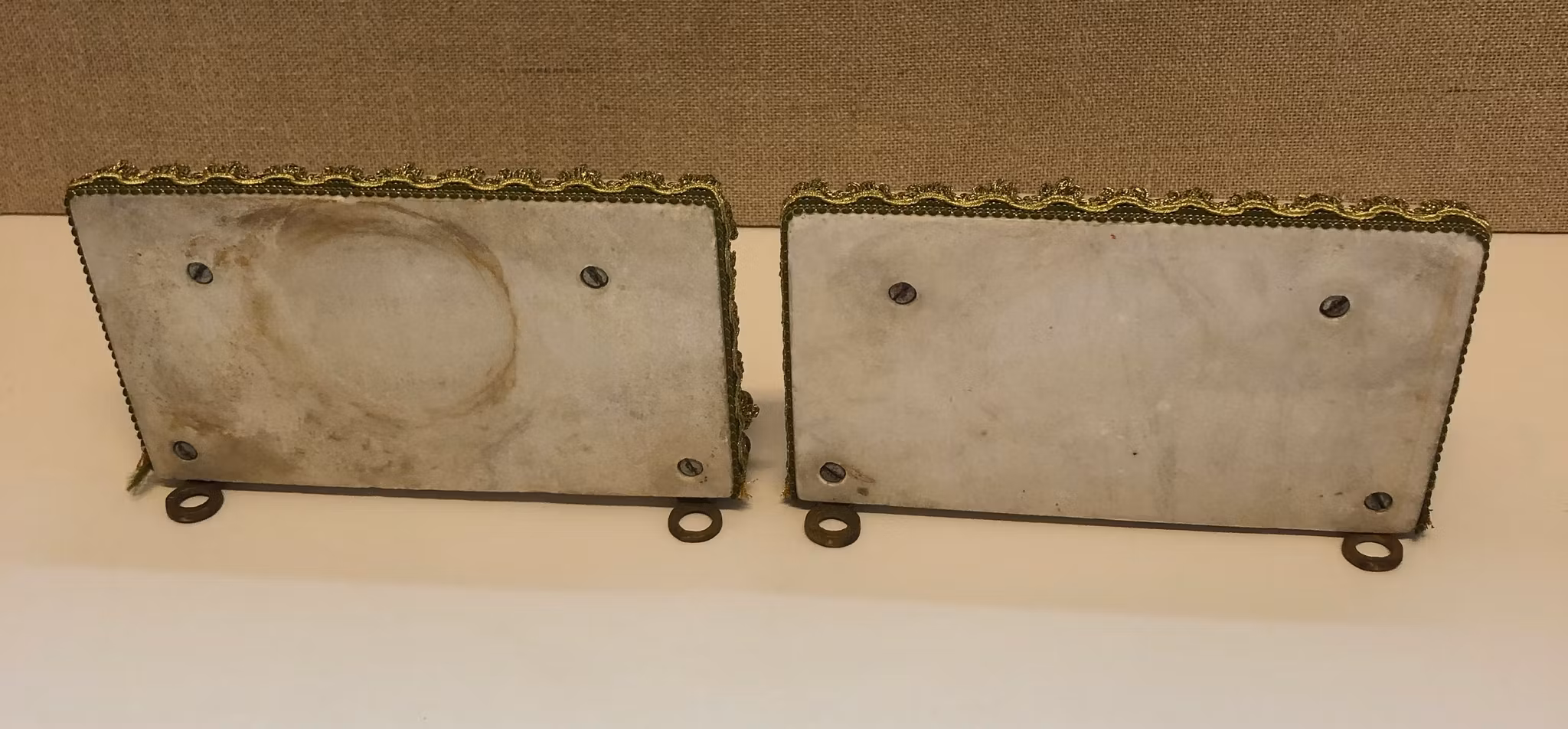 VÄGGHYLLOR, ett par, mässing/marmor, Jugend, 1900-talets början.