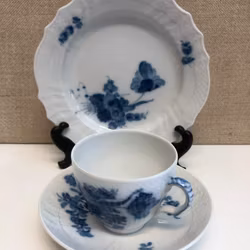 KAFFEKOPP MED FAT SAMT ASSIETT, porslin, " Blå Blomster", Royal Copenhagen, Danmark.
