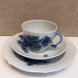 KAFFEKOPP MED FAT SAMT ASSIETT, porslin, " Blå Blomster", Royal Copenhagen, Danmark.