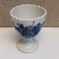 ÄGGKOPP, porslin, " Blå Blomster", Royal Copenhagen, Danmark.
