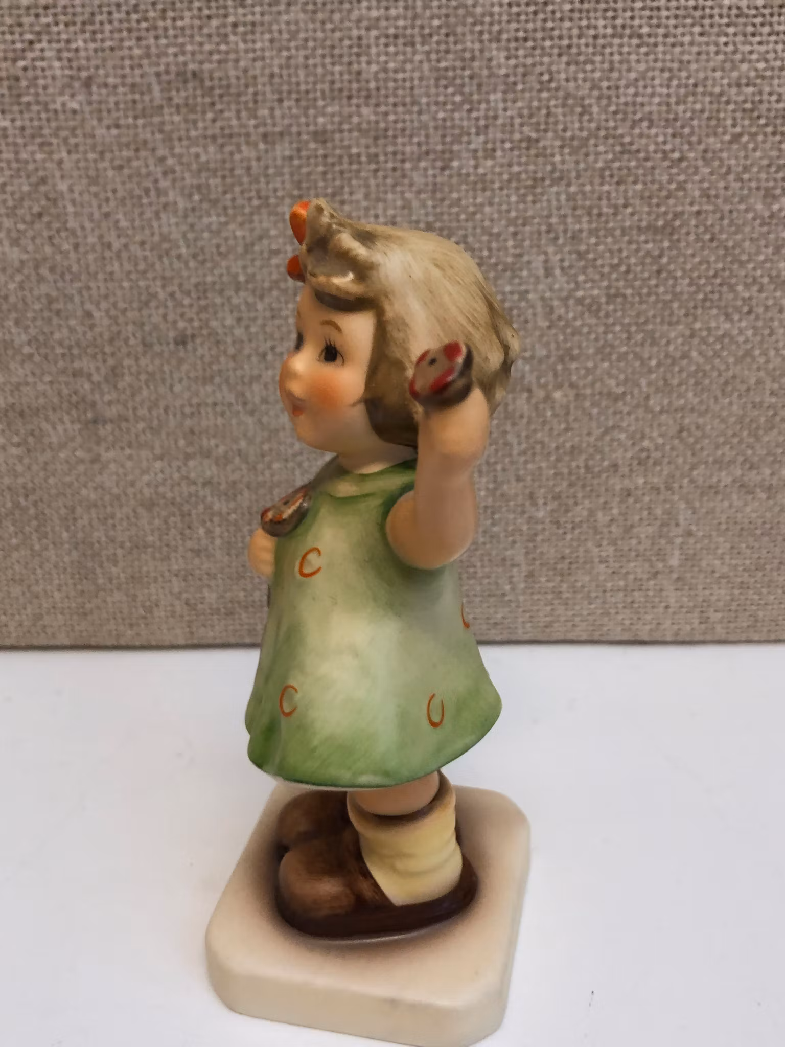 FIGURIN, porslin, Hummel Club, Goebel, 1900-talets sista kvartal.