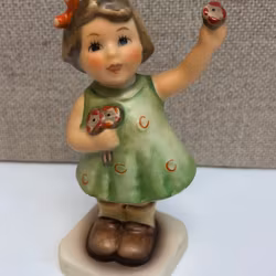 FIGURIN, porslin, Hummel Club, Goebel, 1900-talets sista kvartal.
