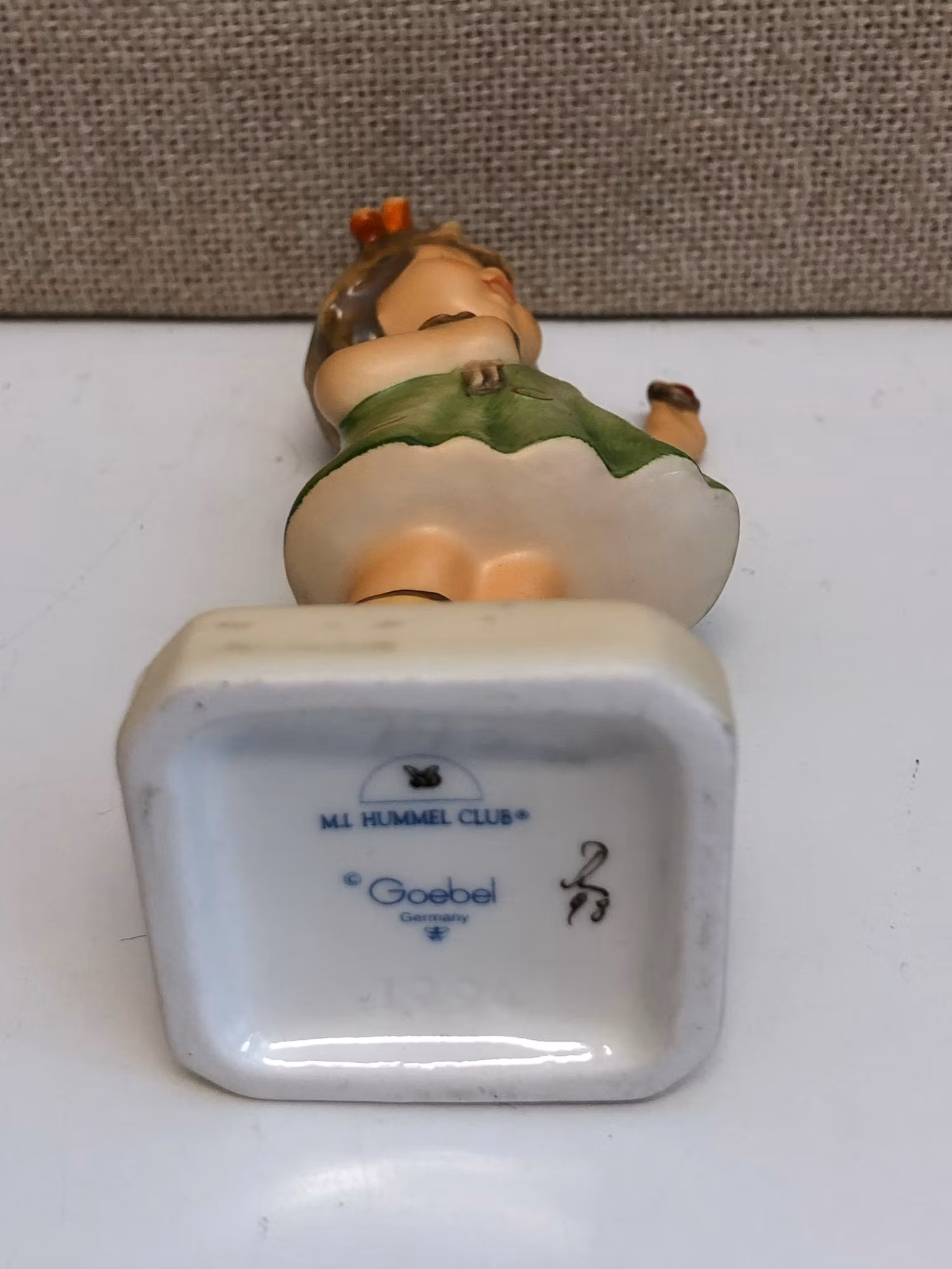 FIGURIN, porslin, Hummel Club, Goebel, 1900-talets sista kvartal.