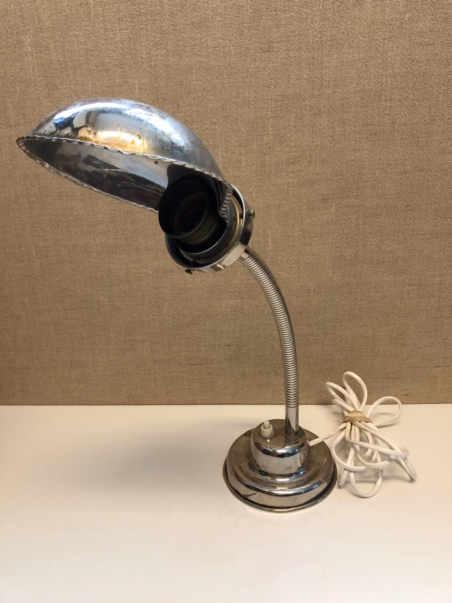 BORDSLAMPA, metall, 1900-talets första hälft.