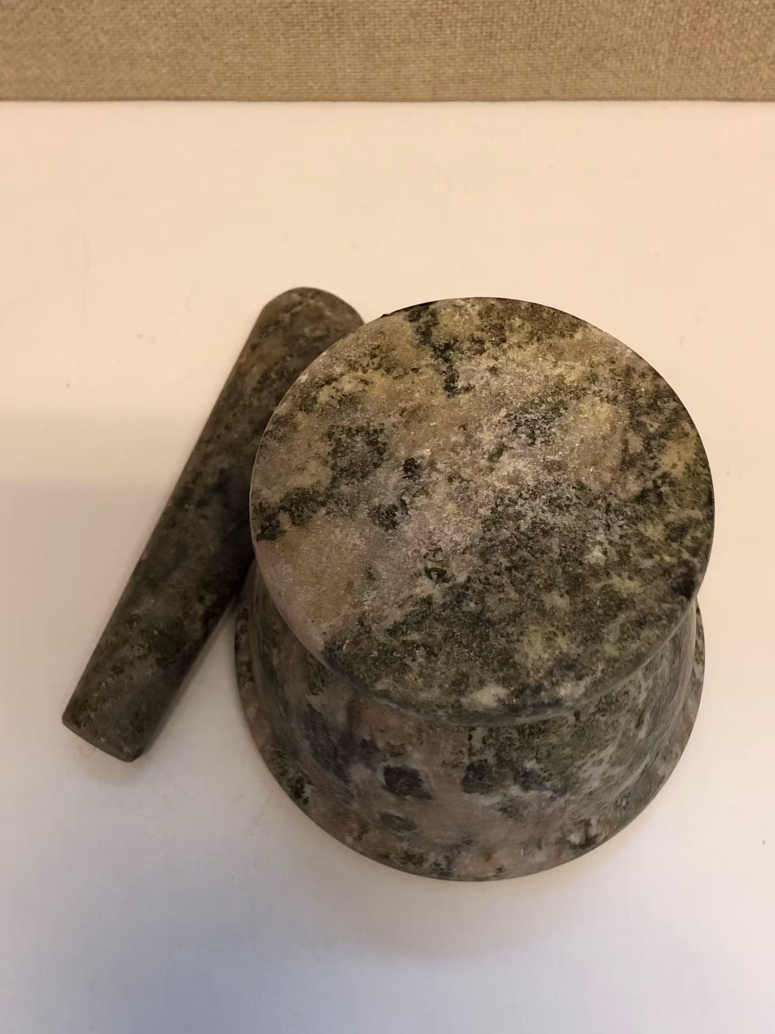MORTEL MED STÖT, marmor, 1900-talets andra hälft.