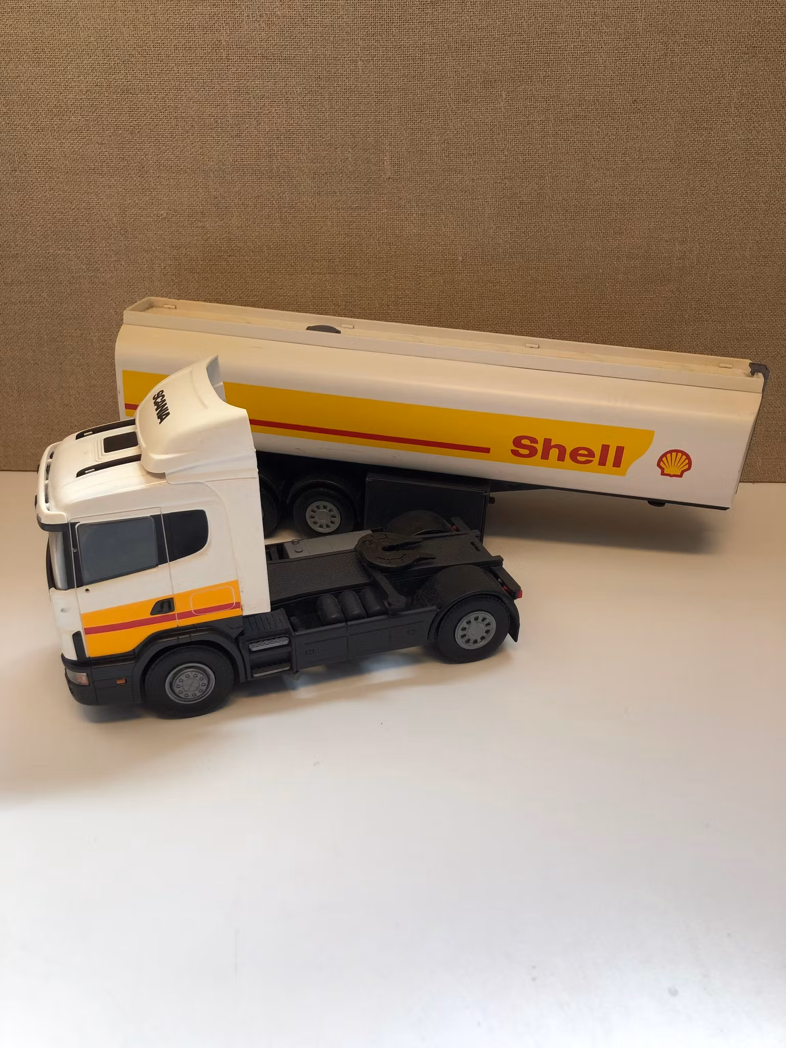 LEKSAKSLASTBIL, plast, "Tankbil Shell", Scania 144G 420, Emek, 19/2000-tal.