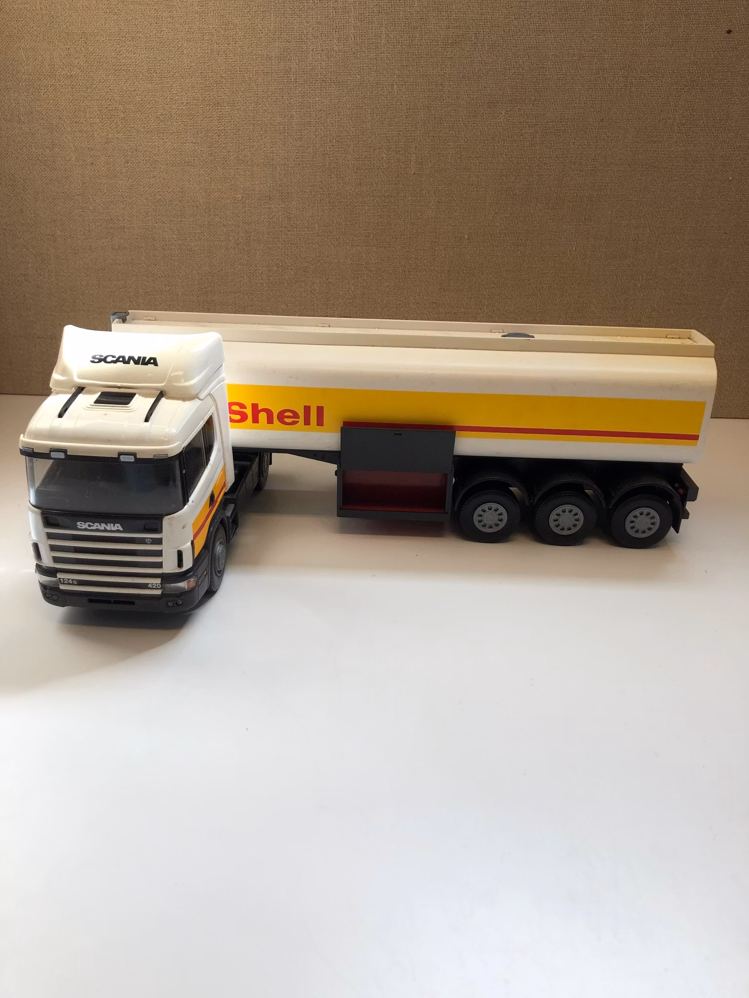 LEKSAKSLASTBIL, plast, "Tankbil Shell", Scania 144G 420, Emek, 19/2000-tal.