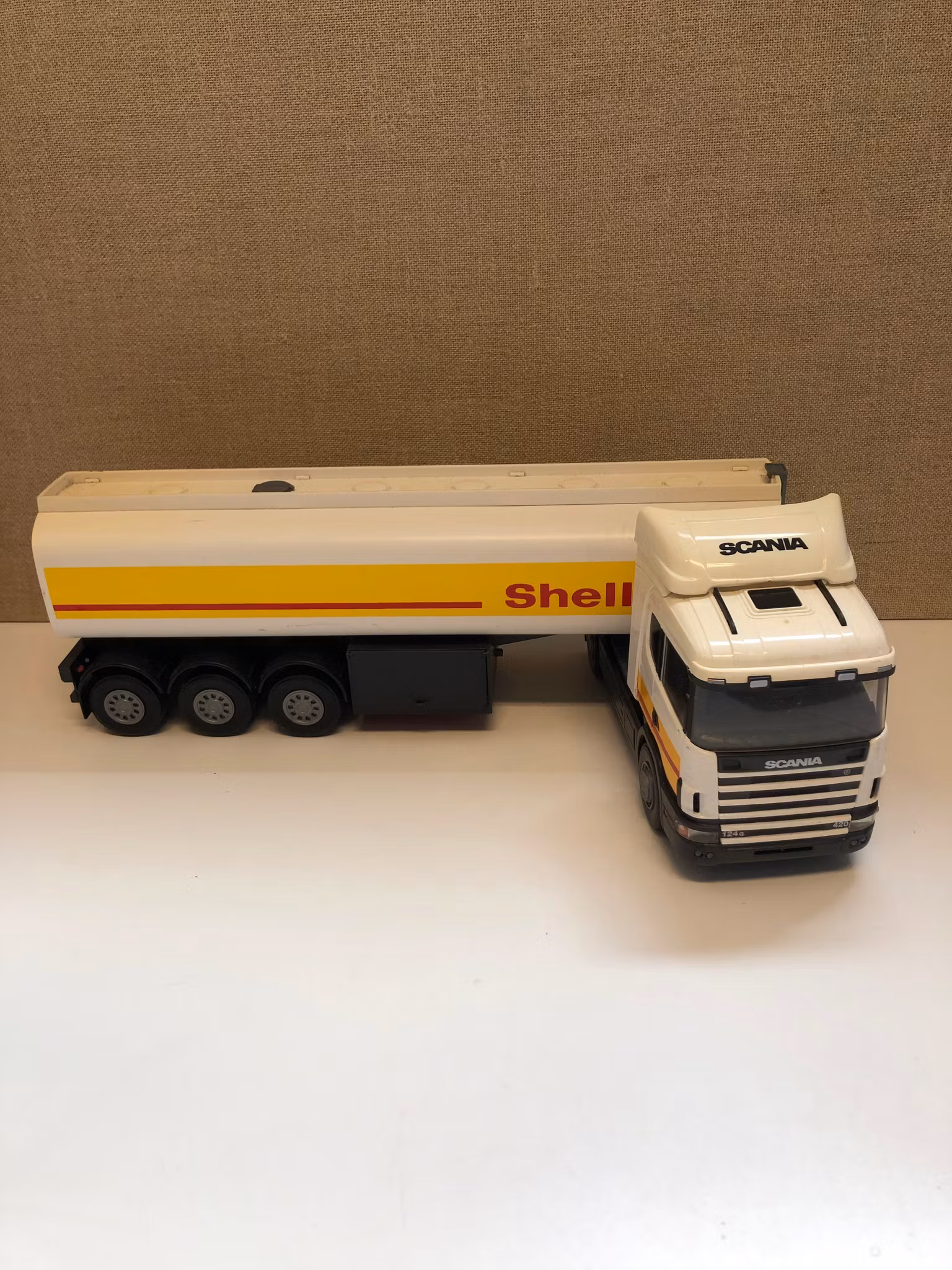 LEKSAKSLASTBIL, plast, "Tankbil Shell", Scania 144G 420, Emek, 19/2000-tal.
