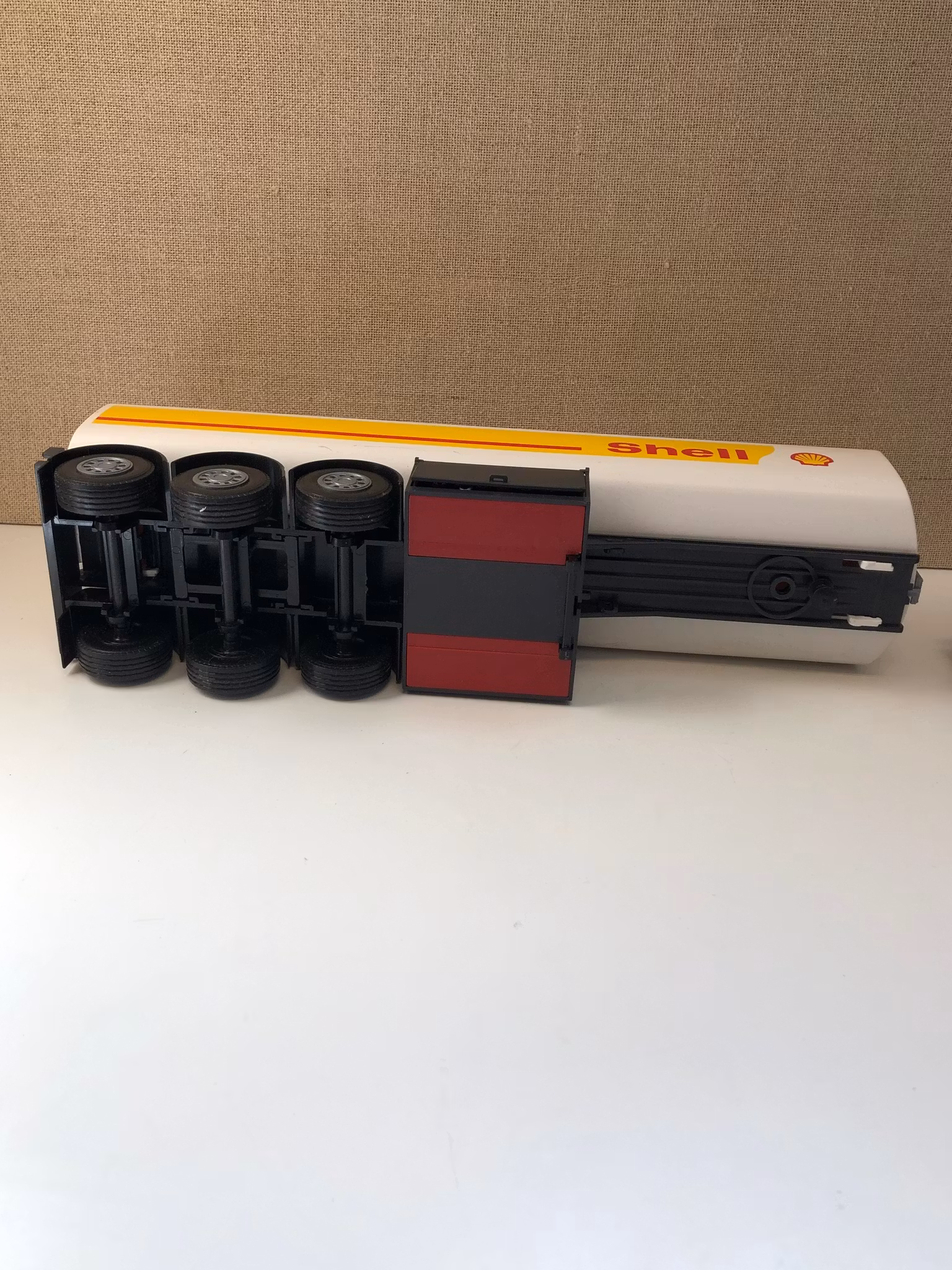 LEKSAKSLASTBIL, plast, "Tankbil Shell", Scania 144G 420, Emek, 19/2000-tal.