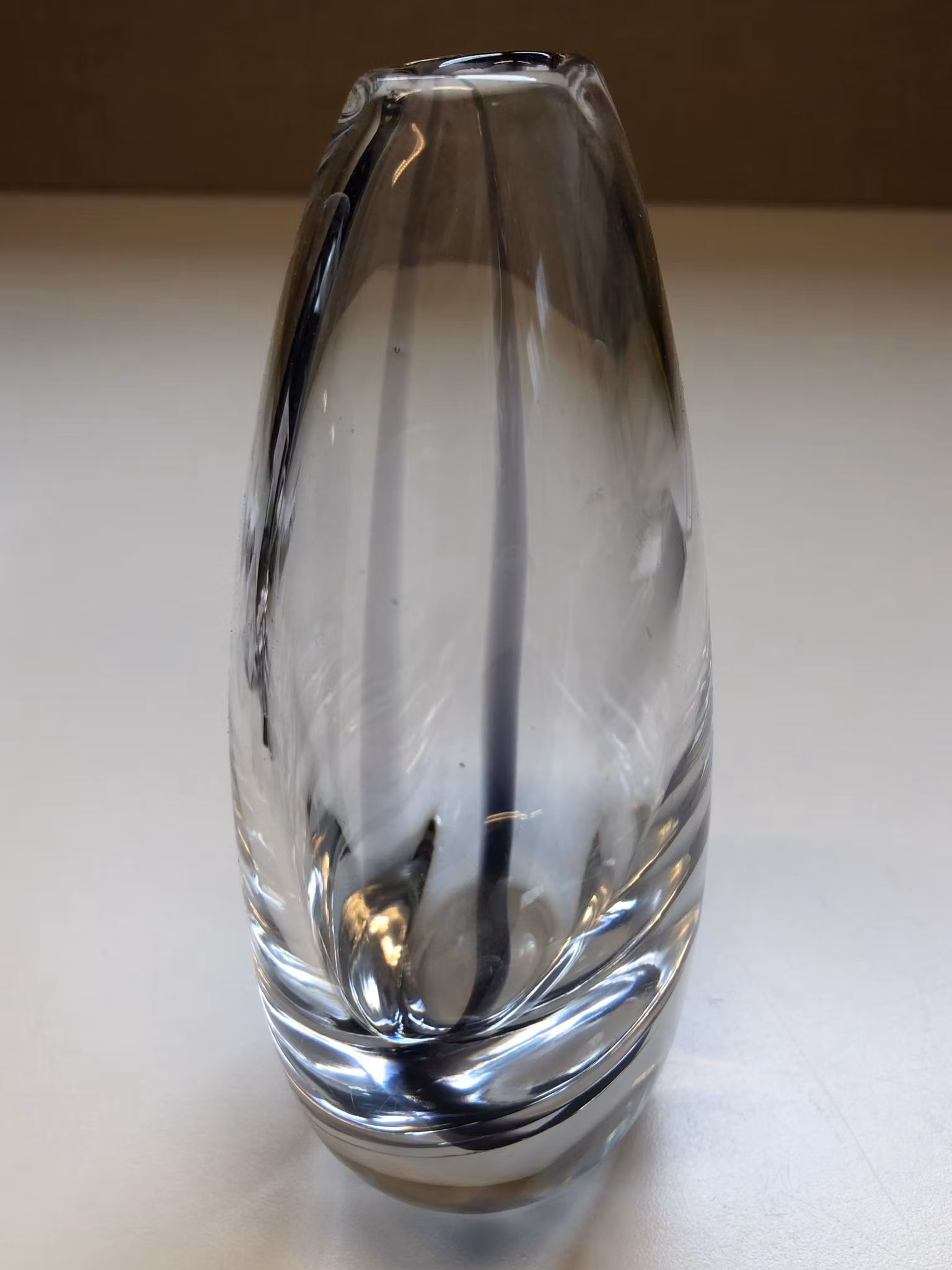 VICKE LINDSTRAND. Vas, glas, Kosta, signerad.