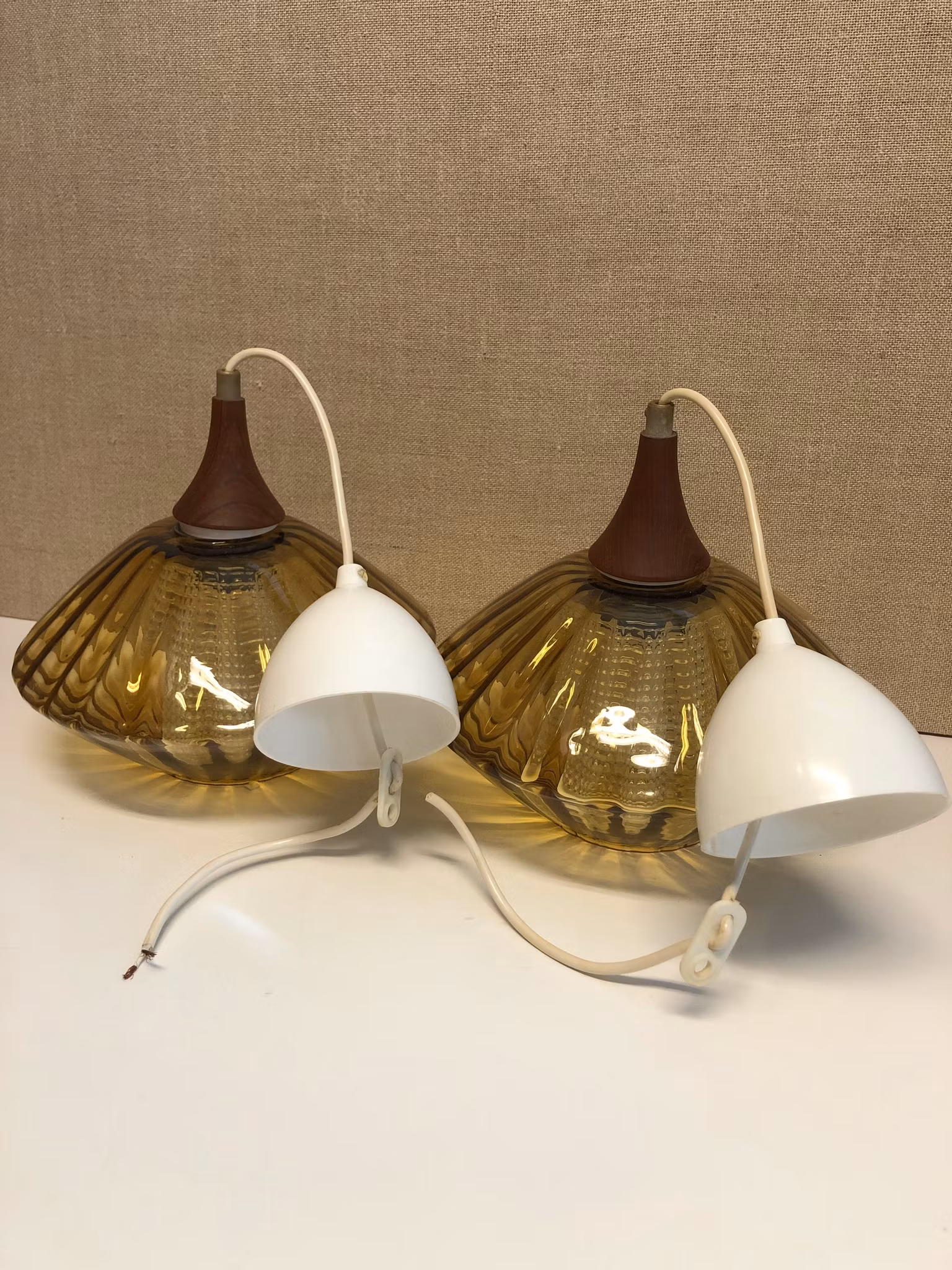 TAKLAMPOR ETT PAR, glas/teak, 1960-tal.