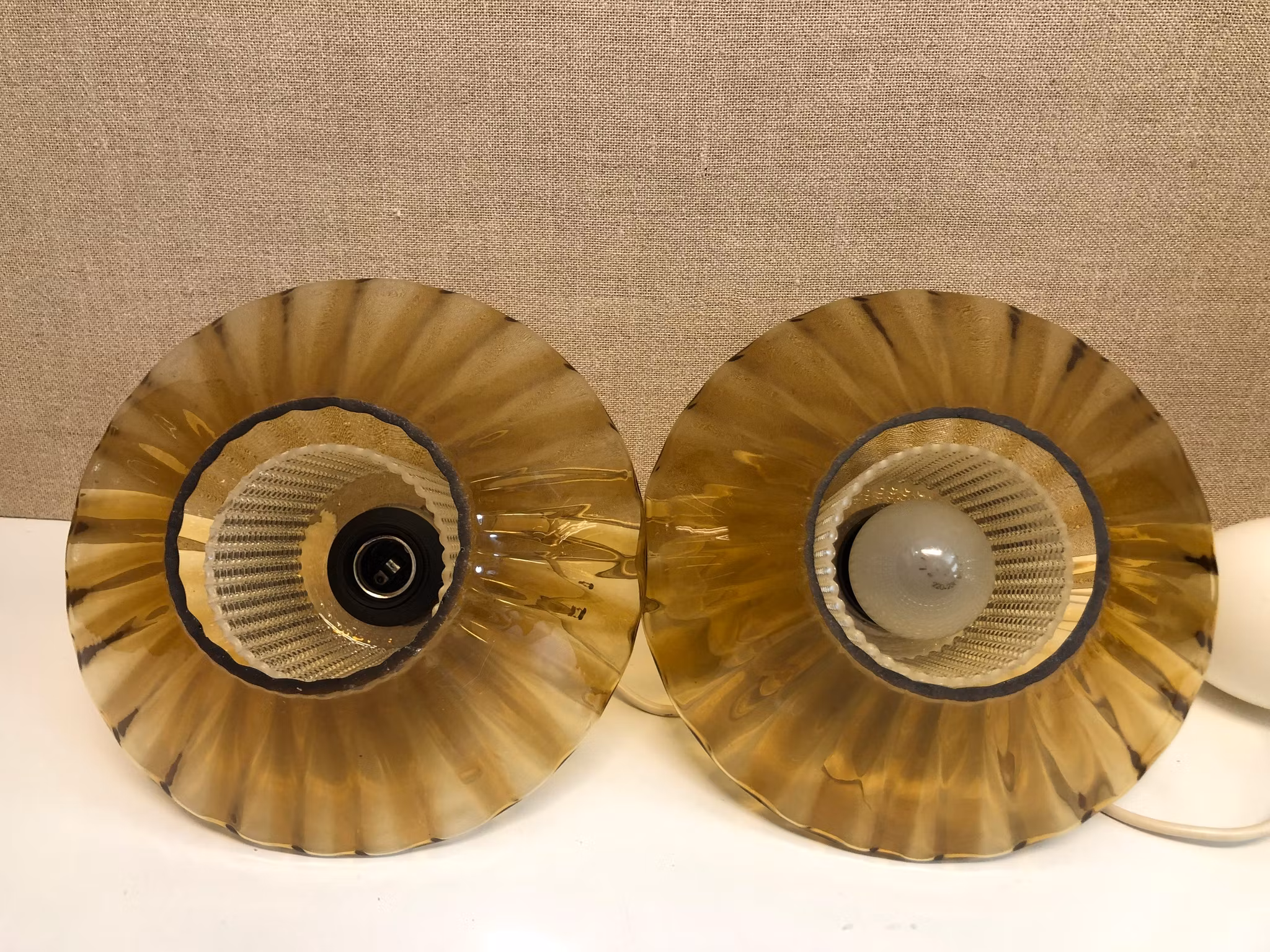 TAKLAMPOR ETT PAR, glas/teak, 1960-tal.