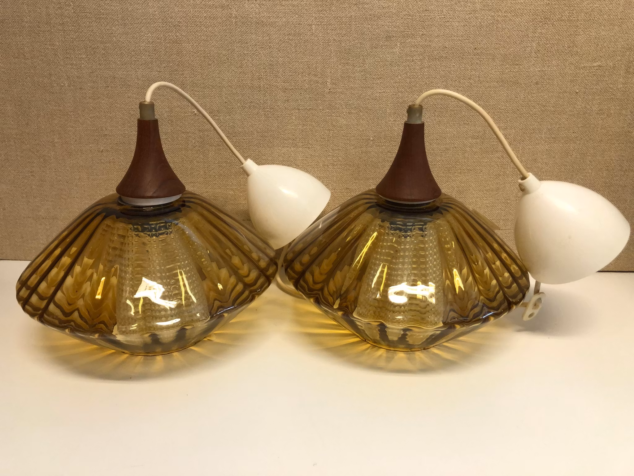 TAKLAMPOR ETT PAR, glas/teak, 1960-tal.