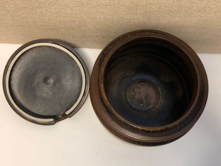 ULLA PROCOPÉ. Carrot with lid, stoneware "Ruska", Arabia.