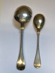 UPPLÄGGNINGSSKEDAR 2 st. nysilver,"Franska Liljan", 1900-tal.