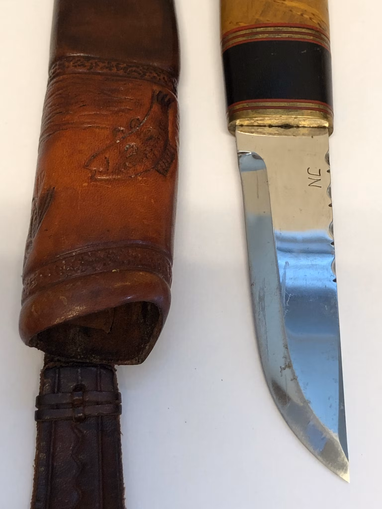 KNIV, björk/stål/läder, monogramsignerad SHL samt Blad av Ingemar Norell.