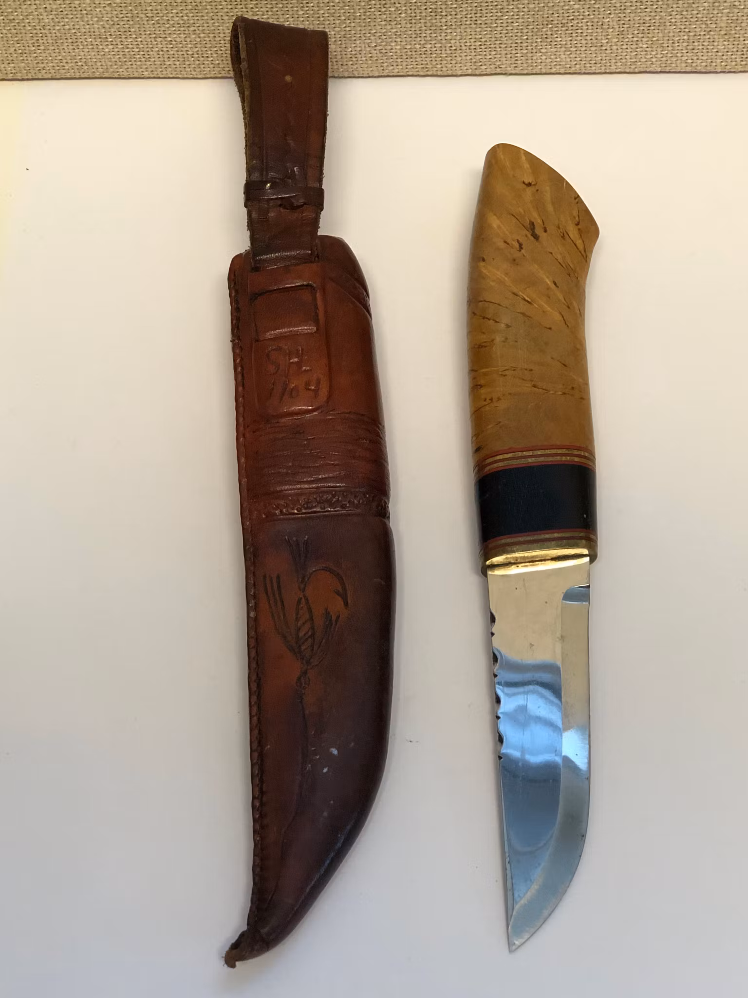 KNIV, björk/stål/läder, monogramsignerad SHL samt Blad av Ingemar Norell.