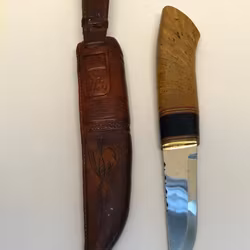 KNIV, björk/stål/läder, monogramsignerad SHL samt Blad av Ingemar Norell.