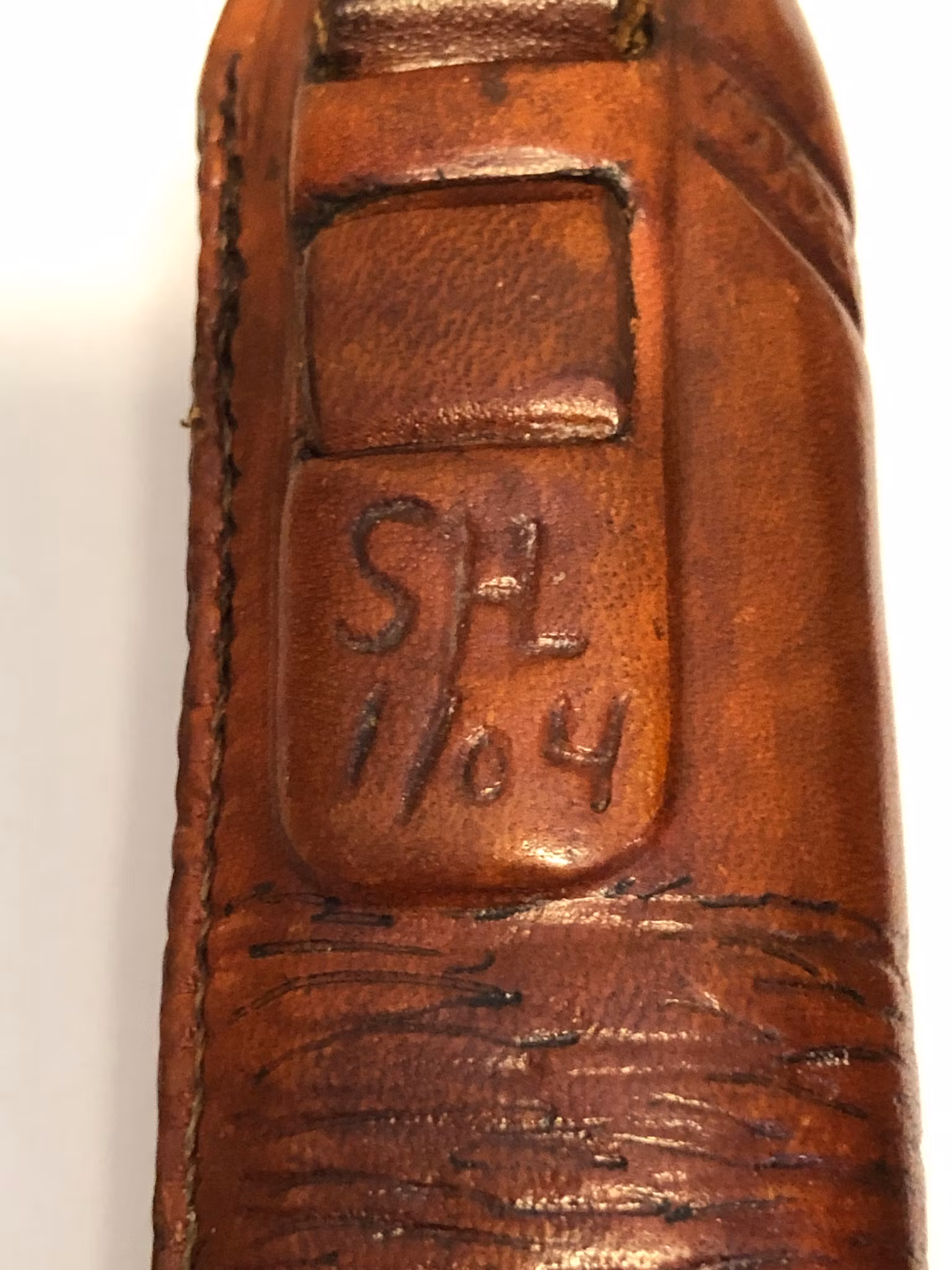 KNIV, björk/stål/läder, monogramsignerad SHL samt Blad av Ingemar Norell.