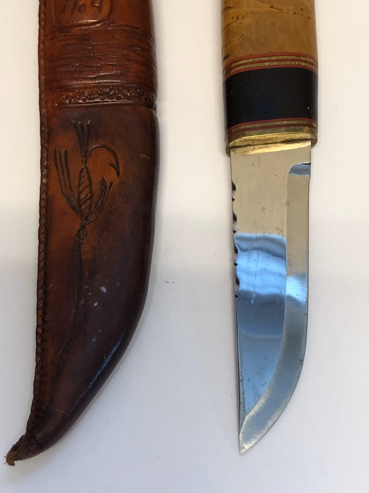 KNIV, björk/stål/läder, monogramsignerad SHL samt Blad av Ingemar Norell.