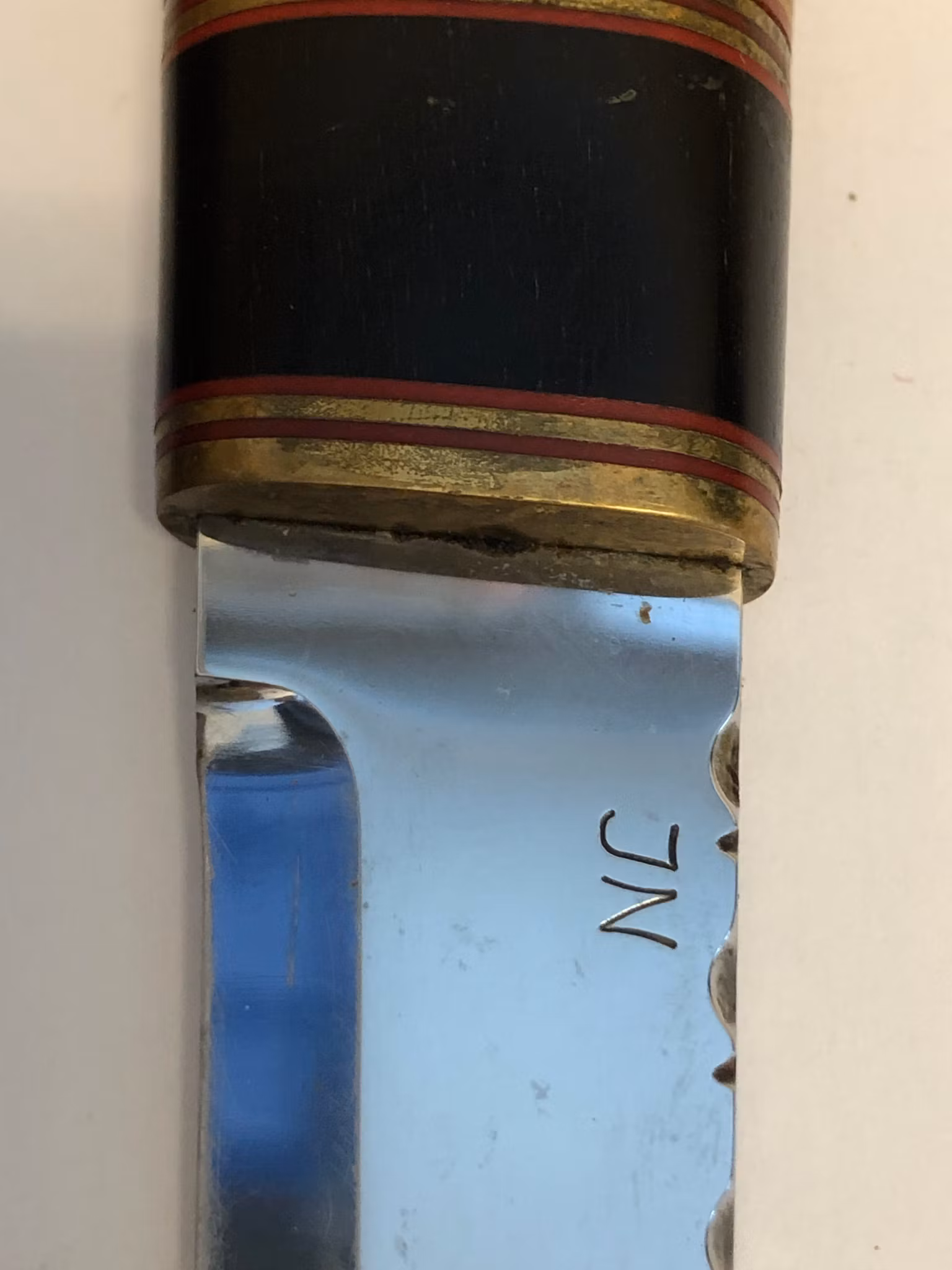 KNIV, björk/stål/läder, monogramsignerad SHL samt Blad av Ingemar Norell.