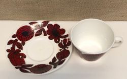 STIG LINDBERG. Kaffekopp med fat, benporslin, "Röd Aster", Gustavsberg.