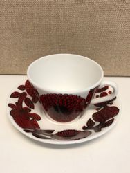 STIG LINDBERG. Kaffekopp med fat, benporslin, "Röd Aster", Gustavsberg.