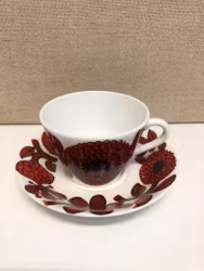 Kopia STIG LINDBERG. Kaffekopp med fat, benporslin, "Röd Aster", Gustavsberg.