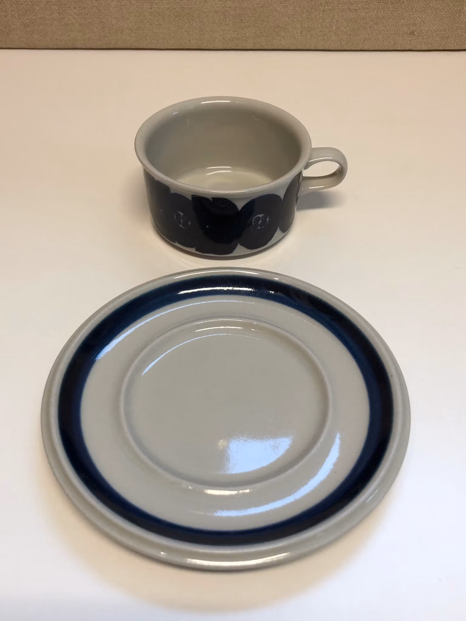 ULLA PROCOPE. Tekopp med fat, stengods, "Anemone", Arabia, Finland.