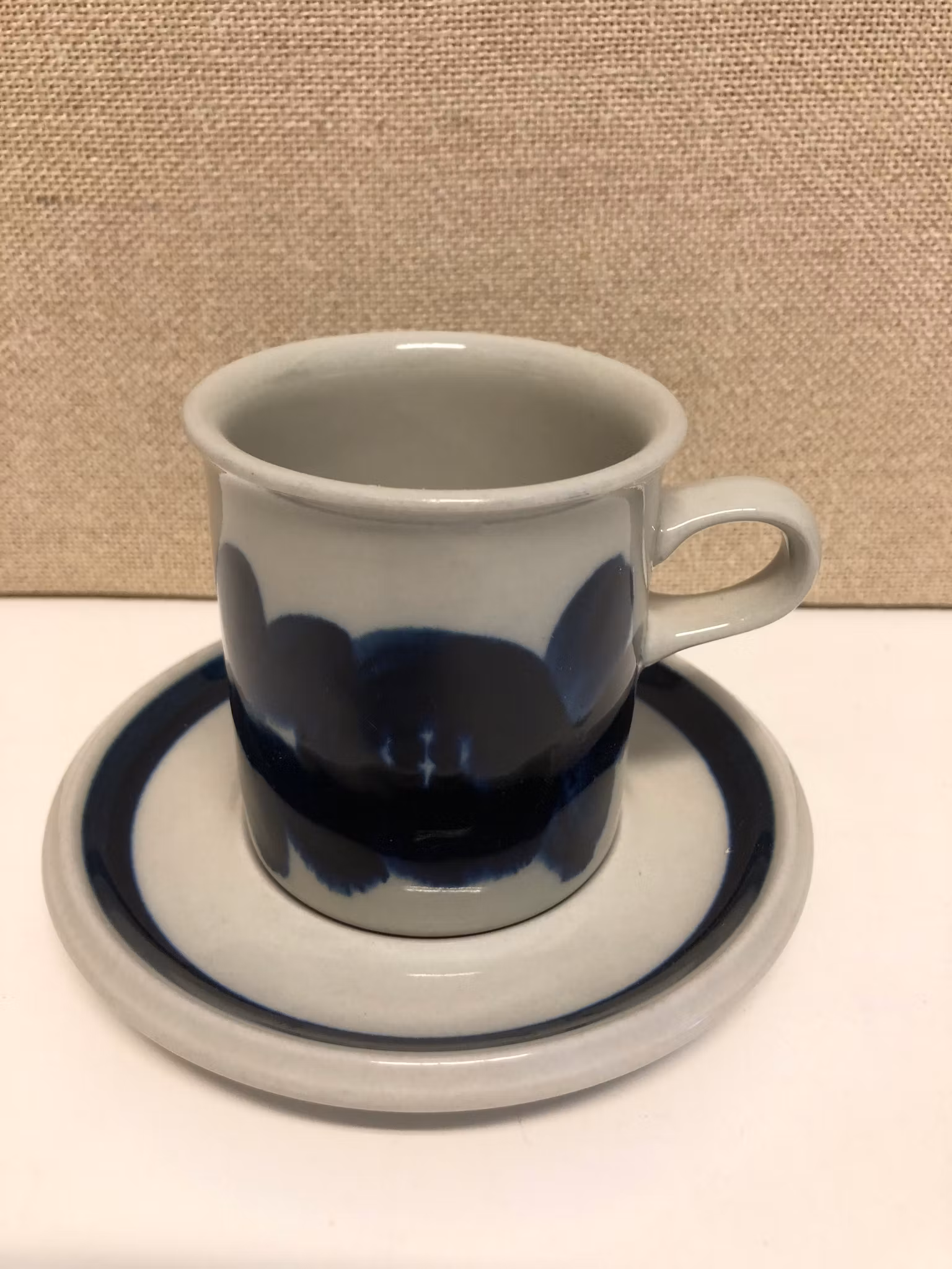 ULLA PROCOPE. Kaffekopp med fat, stengods, "Anemone", Arabia, Finland.