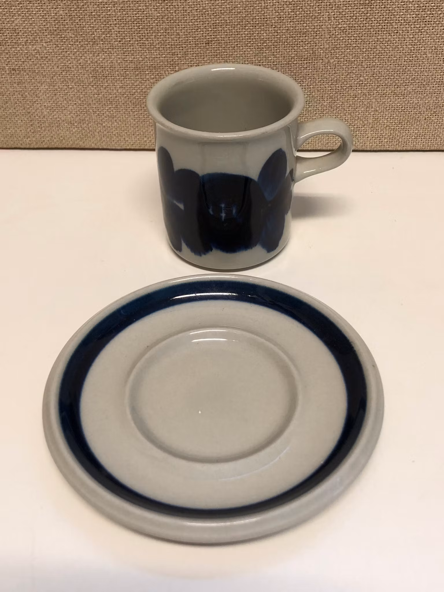ULLA PROCOPE. Kaffekopp med fat, stengods, "Anemone", Arabia, Finland.