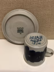 ULLA PROCOPE. Kaffekopp med fat, stengods, "Anemone", Arabia, Finland.