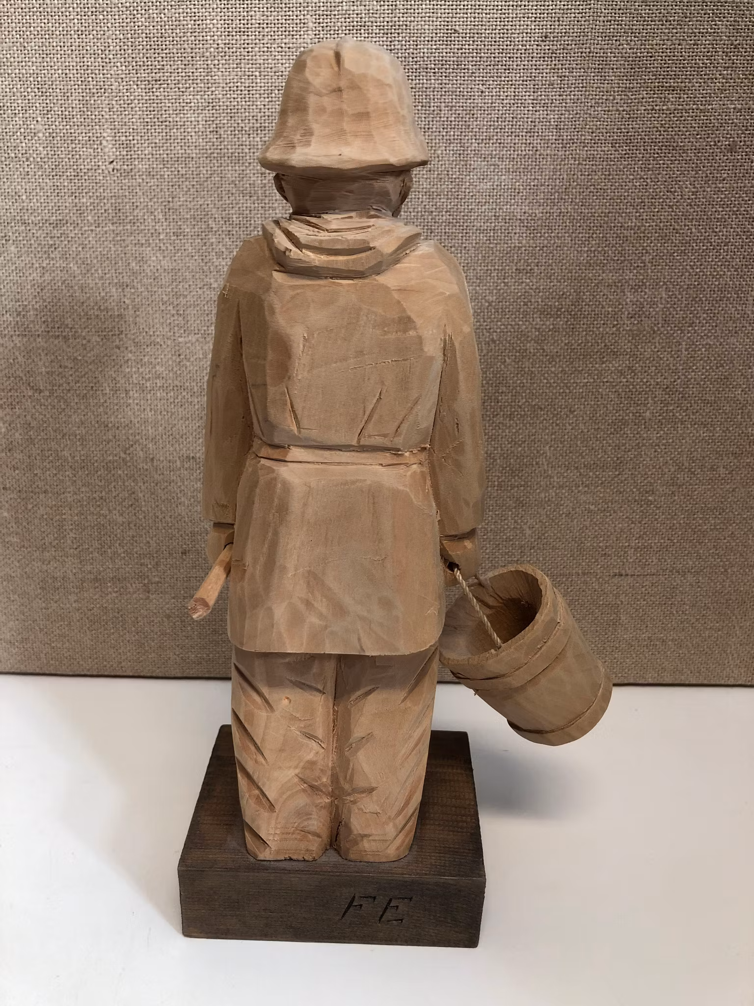SKULPTUR, trä, "Brandman", monogramsignerad FE.