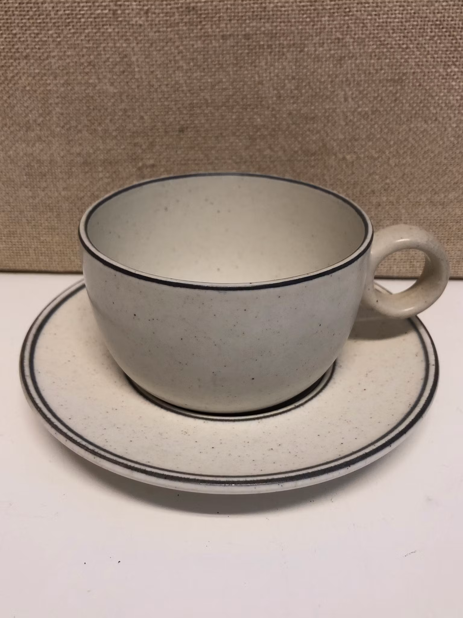 STIG LINDBERG. Kaffekopp med fat, stengods,"Birka", Gustavsberg.