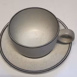 STIG LINDBERG. Kaffekopp med fat, stengods,"Birka", Gustavsberg.