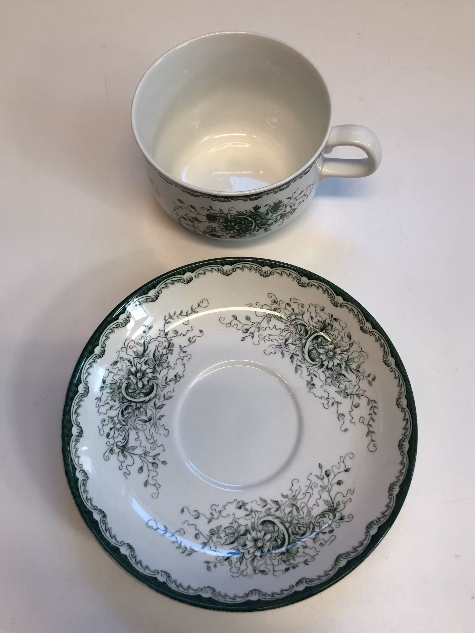 TEKOPP MED FAT, porslin, "Grön Anna", Rörstrand.