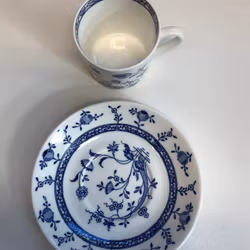 KAFFEKOPP MED FAT, benporslin "Dresden" Gustavsberg.