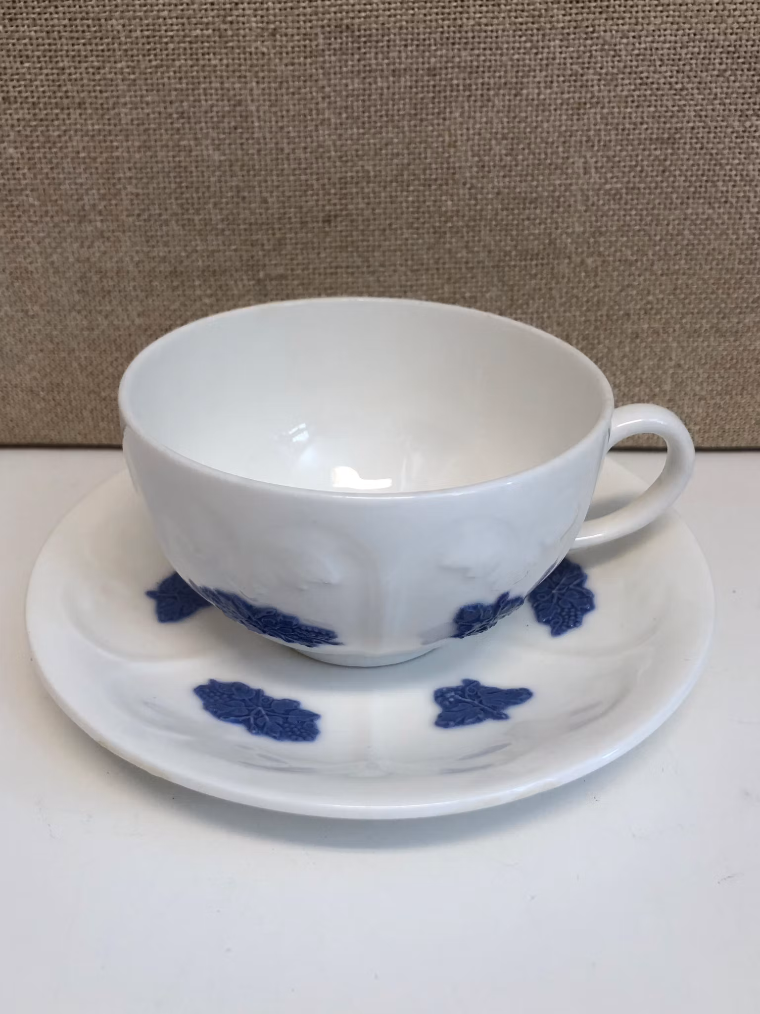 KAFFEKOPP MED FAT, benporslin, "Blå Blom", Gustavsberg.